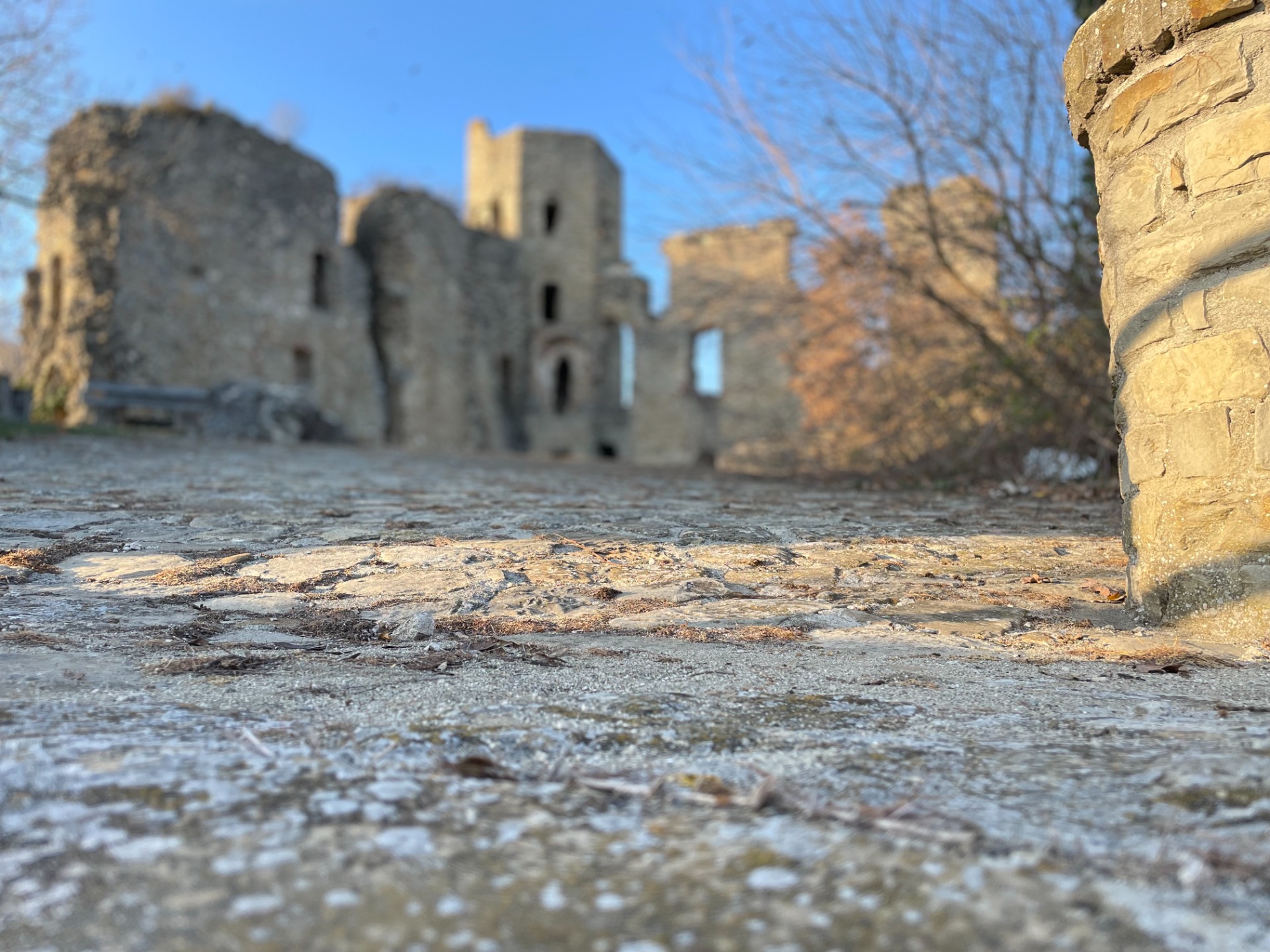 Castello di Vesime tra le colline