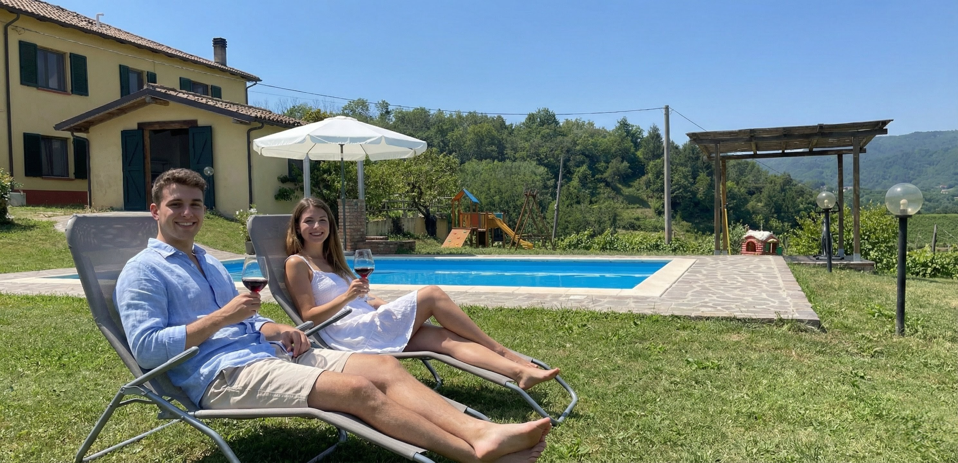 Coppia in relax con vista sulle colline