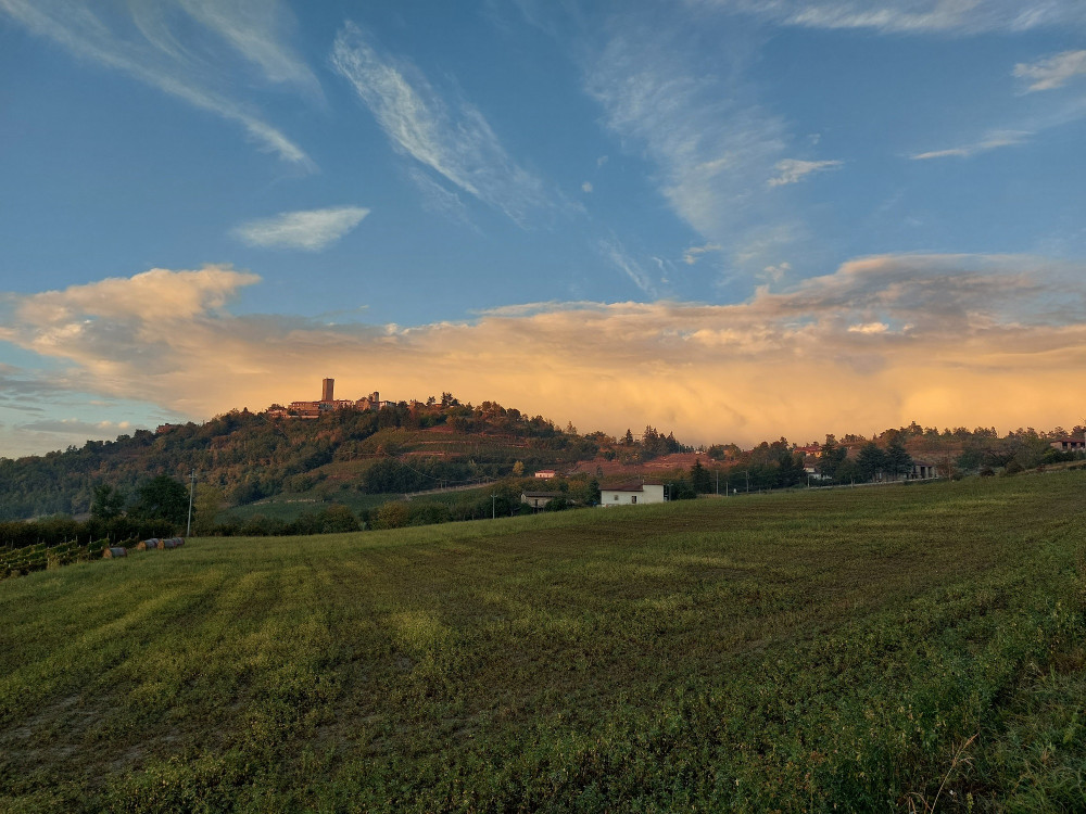 Torre di San Giorgio Scarampi nel paesaggio dell'Alta Langa